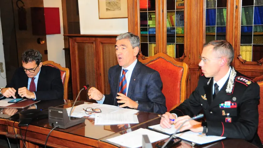 Il prefetto Mariano Savastano tra il questore Francesco Zerilli e il comandante provinciale dei Carabinieri Enrico Pigozzi, oggi al tavolo di coordinamento provinciale sull'emergenza maltempo