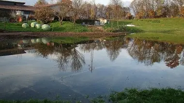 A sinistra il laghetto che si è creato in località Le Braite, a destra l’asfalto che cede ad Arson