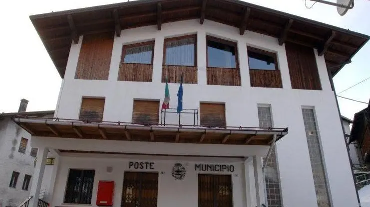 Il municipio di San Tomaso Agordino