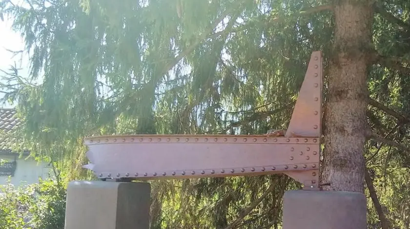 L'installazione con la trave dell'antico ponte ritrovata a Cesana