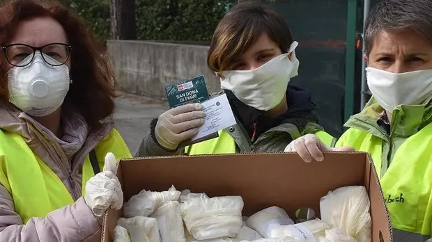 FURLAN - TOMMASELLA - SAN DONA’ - ALCUNI VOLONTARI MUNITI DI PROTEZIONE (GUANTI, MASCHERINA) CON IL TESSERINO DI RICONOSCIMENTO, LO STRADARIO, IL FOGLIO ILLUSTRATIVO E LE MASCHERINE DA CONSEGNARE