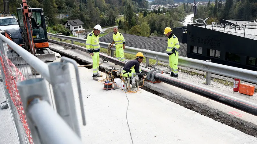 I tecnici di Bim Gsp al lavoro per riparare la condotta dell'acquedotto della Val Corpassa danneggiata a Taibon