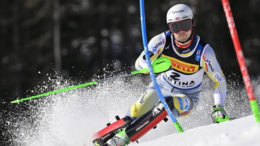 epa09027201 Sebastian Foss-Solevaag of Norway cuts a gate during the 1st run of the Men's Slalom race at the Alpine Skiing World Championships in Cortina d'Ampezzo, Italy, 21 February 2021. EPA/JEAN-CHRISTOPHE BOTT