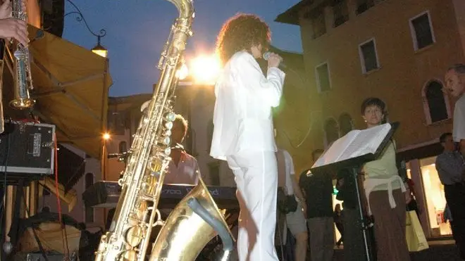 Feltre 9 luglio 2004, prima serata 2004 di feltre del cuore. tra i vari gruppi musicali canta luca de paoli prossimo al suo nuovo cd