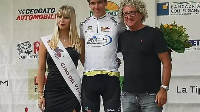 La maglia bianca Simone Vieceli durante le premiazioni del Giro del Veneto