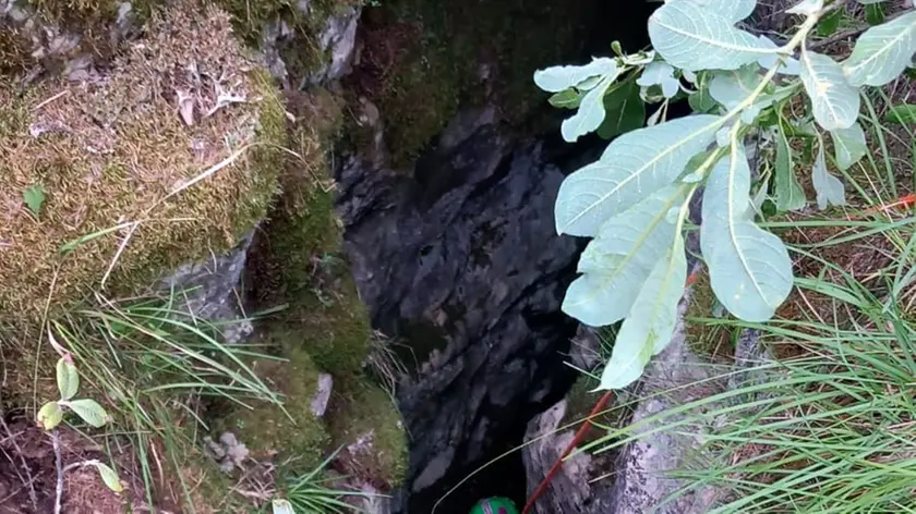 L'intervento di recupero da parte dei tecnici di soccorso