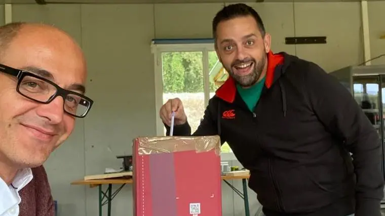 Francesco Panepinto al voto sotto gli occhi di Mirko Costa