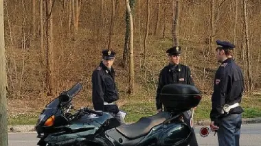 La polizia Stradale accanto alla motocicletta dell’alpino Andrea Campana