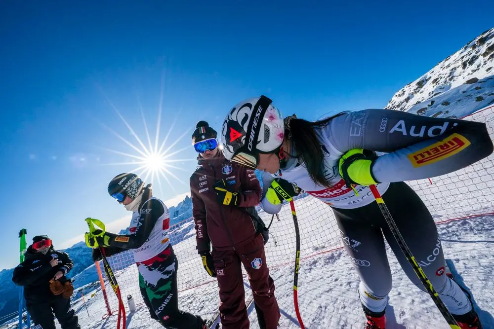 Ben due turni di allenamento in vista dei prossimi Mondiali di Courchevel mercoledì mattina 1 febbraio in Val di Fassa su LaVolata, Ski Area San Pellegrino, ormai riconosciuta come pista top della velocità mondiale. Allenamento prima di discesa alle prime luci dell’alba per le atlete norvegesi (Mowinckel e Kajsa Vickhoff Lie), insieme a loro le nostre Nadia e Nicol Delago e le statunitensi Breezy Johnson e Isabella Wright. A seguire, dopo la ritracciatura a cura dello staff tecnico italiano (presenti Gianluca Rulfi e Giovanni Feltrin), si sono presentate al cancelletto di partenza del tracciato di superG, Sofia Goggia, Mikaela Shiffrin e Alice Robinson. Una folla di fan appassionati ha atteso ad ogni giro queste tre regine dello sci alpino, che saranno sicuramente tra le protagoniste dei prossimi Campionati Mondiali nelle rispettive discipline. Grande entusiasmo come sempre per Sofia Goggia e anche per la regina incontrastata Mikaela Shiffrin. Giovedì continuano gli allenamenti sulle piste azzurre della Val di Fassa, con alcune velociste sempre su LaVolata, mentre altre atlete si alleneranno di gigante e speciale allo Ski Stadium a Pozza di Fassa. Foto di Ralf Brunel.