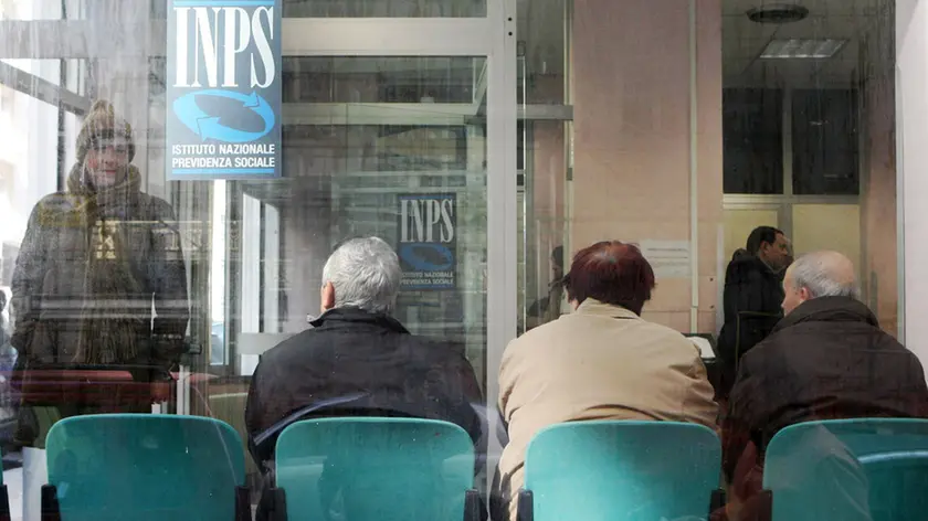 Pensionati in attesa presso un ufficio INPS di Napoli in una immagine del 14 Febbraio 2006. ANSA/CIRO FUSCO/