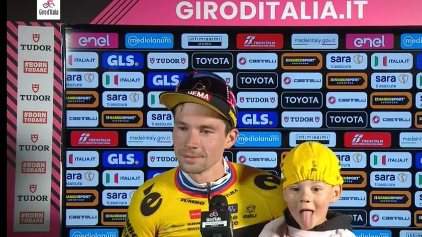 Roglic col bimbo a fine tappa