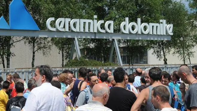 Trichiana; 2 luglio 2009. sciopero alla ceramica dolomite per la chiusura dell'aziendaI lavoratori protestano davanti allo stabilimento di Trichiana dell'Ideal Standard e sopra il presidio in piazza a Belluno