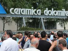 Trichiana; 2 luglio 2009. sciopero alla ceramica dolomite per la chiusura dell'aziendaI lavoratori protestano davanti allo stabilimento di Trichiana dell'Ideal Standard e sopra il presidio in piazza a Belluno