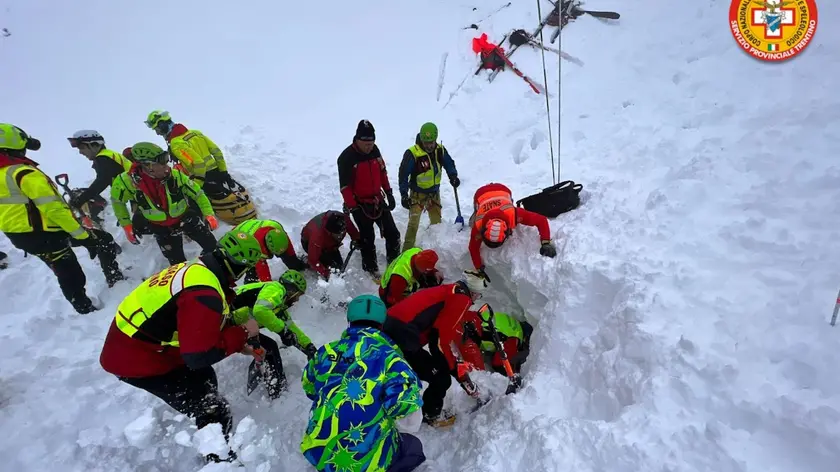Le operazioni di soccorso allo scialpinista travolto da una valanga in Val di Fassa