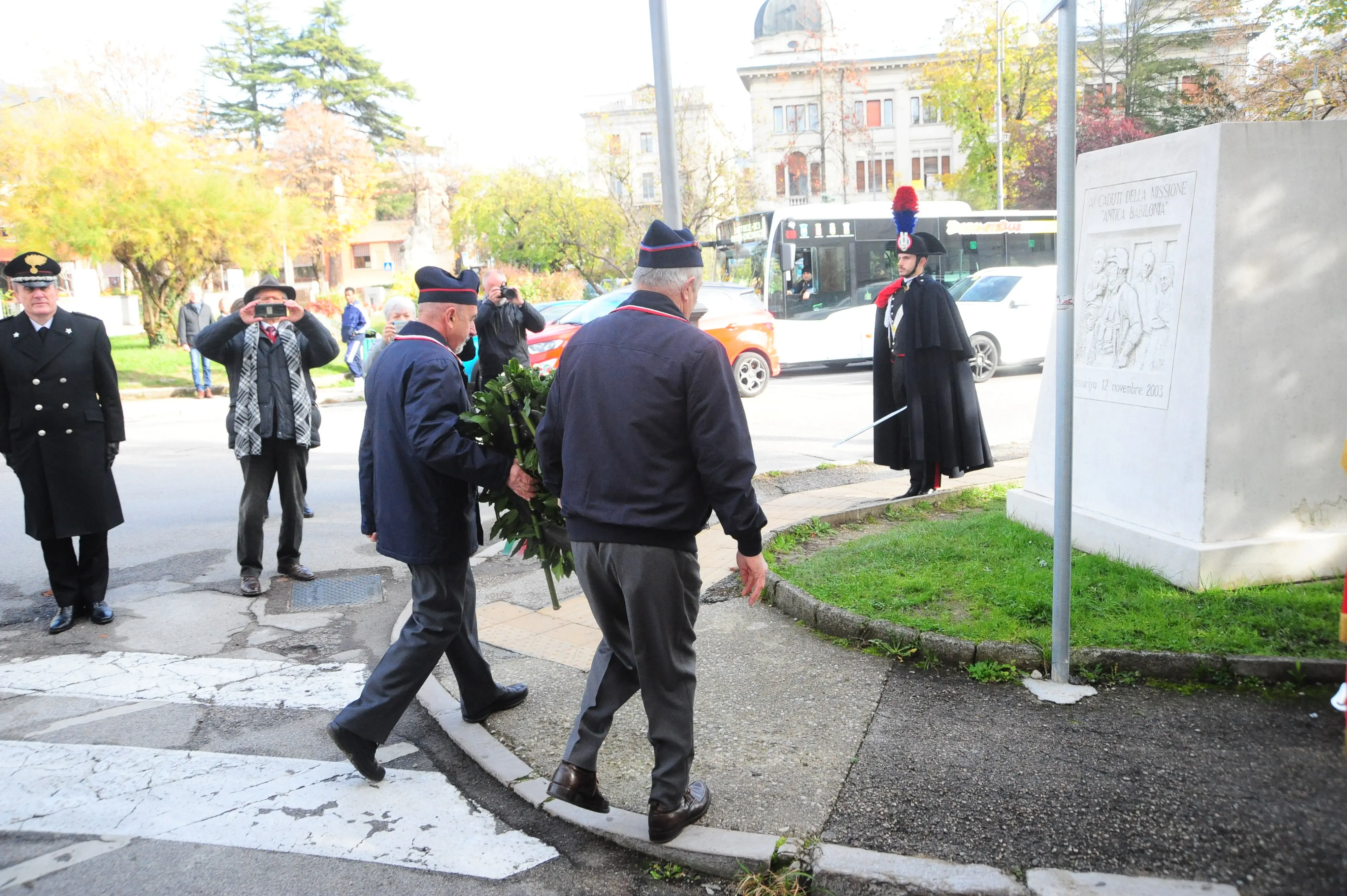 I carabinieri in congedo dell'Anc mentre depongono la corona di alloro al monumento