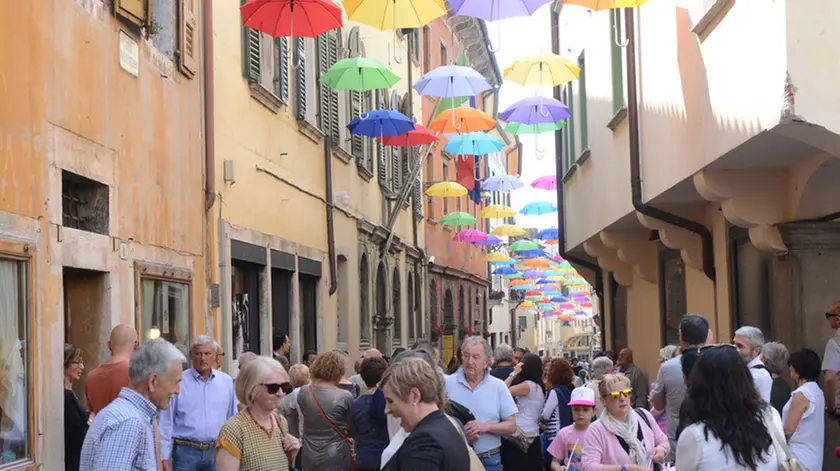 gian paolo perona- perona- belluno- via mezza terra ombrelli