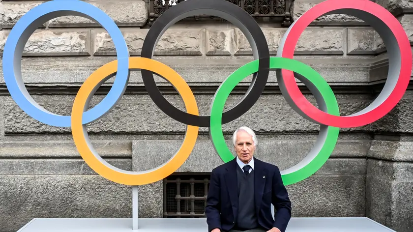 Il presidente del CONI Giovanni Malagò con i cinque cerchi olimpici (foto Agf)