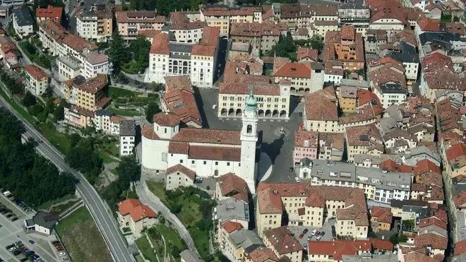 Belluno, 13 Settembre 2005, veduta dall'alto della cittÃ di Belluno, il centro storico ed il diuomo - Una veduta dall'alto del centro di Belluno