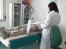 In tempi record sono stati ultimati i lavori di messa in sicurezza deisoffitti del quarto piano, ala est, dell'ospedale di Conegliano, interessatidalla caduta di alcuni calcinacci lo scorso 30 marzo. Dal 3 giugnoambulatori e Day Surgery saranno nuovamente operativi nella loro sede - Un ambulatorio di Chirurgia all'ospedale civile