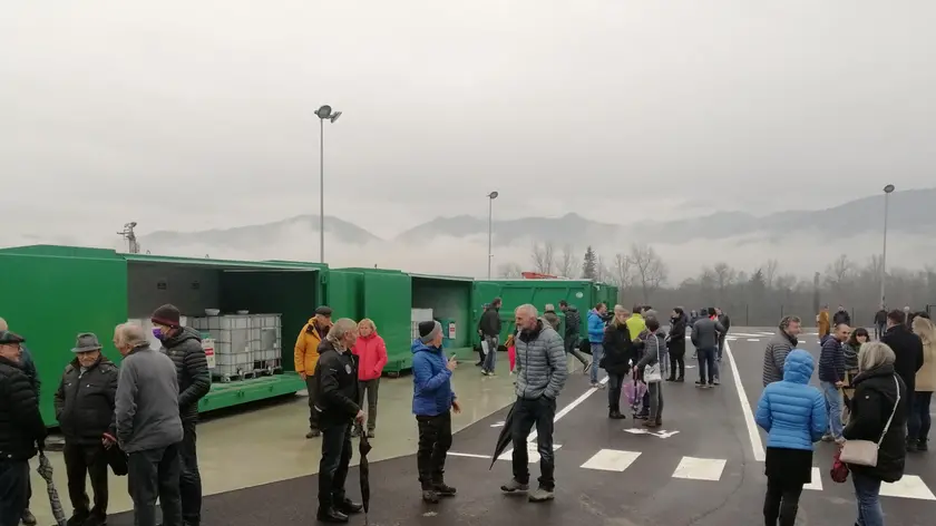 I cittadini all’interno del nuovo ecocentro comunale di Santa Giustina in località Volpere