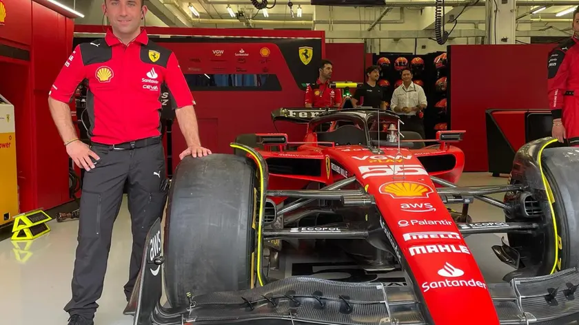 Il meccanico di Limana Gabriele De Paris nel box Ferrari con la vettura di Leclerc