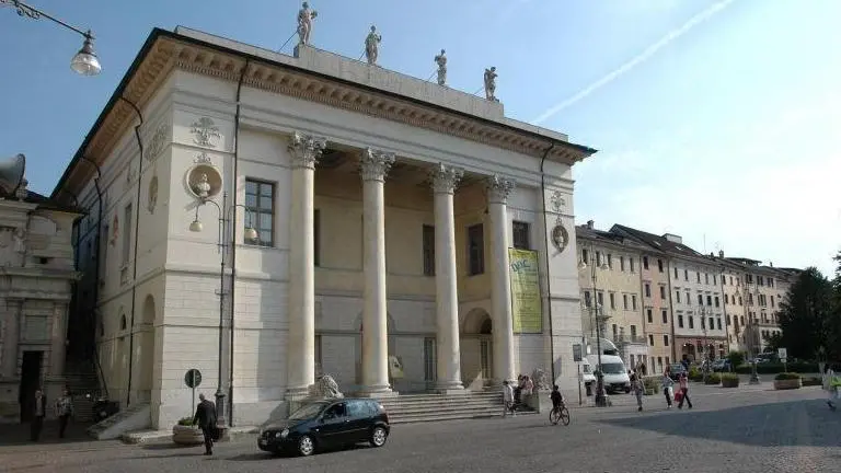 Belluno 2006. Il teatro comunale a Belluno. - Una veduta del teatro Comunale di Belluno