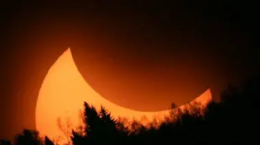 Le foto che pubblichiamo sono state scattate sul colle del Nevegal da Paolo Bello con reflex digitale al fuoco diretto di un telescopio. In una delle foto sono visibili anche le macchie solari mentre quella con la falce di sole è stata scattata al momento della massima eclisse (9.16)