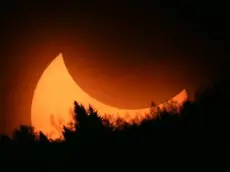 Le foto che pubblichiamo sono state scattate sul colle del Nevegal da Paolo Bello con reflex digitale al fuoco diretto di un telescopio. In una delle foto sono visibili anche le macchie solari mentre quella con la falce di sole è stata scattata al momento della massima eclisse (9.16)