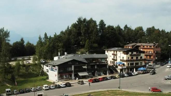 Belluno, 20 agosto 2009. Nevegal, il percorso in salita per la Casera sarÃ terreno di cronometro per il Giro d'italia 2011. Nella foto il piazzale Nevegal.Il piazzale del Nevegal, la tappa del Giro andrebbe da piazza Martiri alla Casera