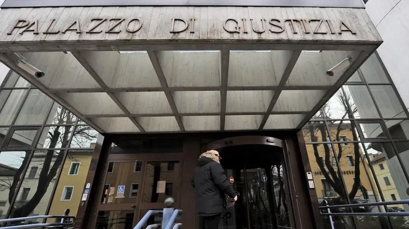 Belluno, 9 marzo 2010. L'ex Comandante dei vigili urbani Danilo Salmaso si rpesenta in tribunale per il processo a suo carico per omissione in atti. - L'ex comandante dei vigili urbani di Belluno Salmaso mentre entra in tribunale