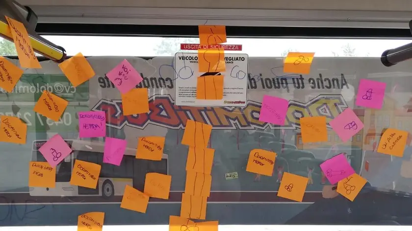 Il vetro posteriore del bus tappezzato di post it colorati