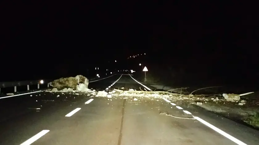 Il macigno caduto sulla Sp1 bis a Caorera in una foto scattata poco dopo la frana