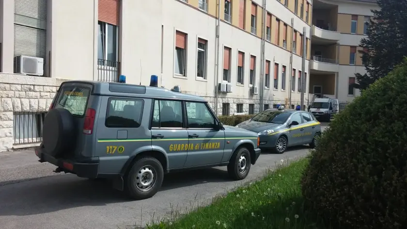 I mezzi della Guardia di finanza nel parcheggio dell'ospedale di Feltre