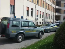 I mezzi della Guardia di finanza nel parcheggio dell'ospedale di Feltre