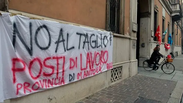 Lo striscione di protesta a Mantova