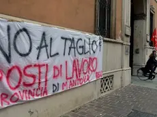 Lo striscione di protesta a Mantova