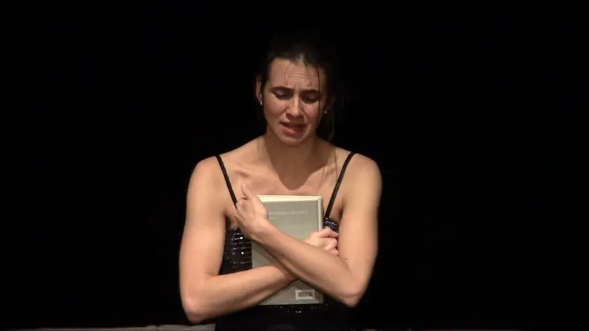 Cristina Gianni in una scena del monologo "Guerriera"