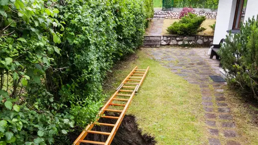 Una Voragine si è aperta in un giardino tra due case a Pieve di Cadore in Via Galghena.