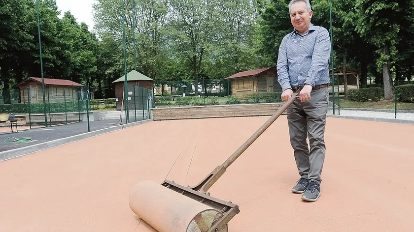 Lionello Gorza, patron della birreria Pedavena, con un rullo per la battitura del campo di bocce nel parco del locale