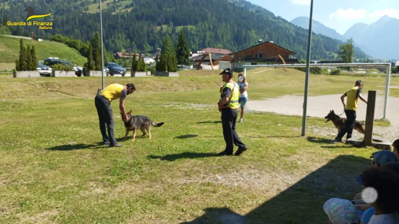 Una delle dimostrazioni del Soccorso alpino della Guardia di finanza per i ragazzi dei campi estivi