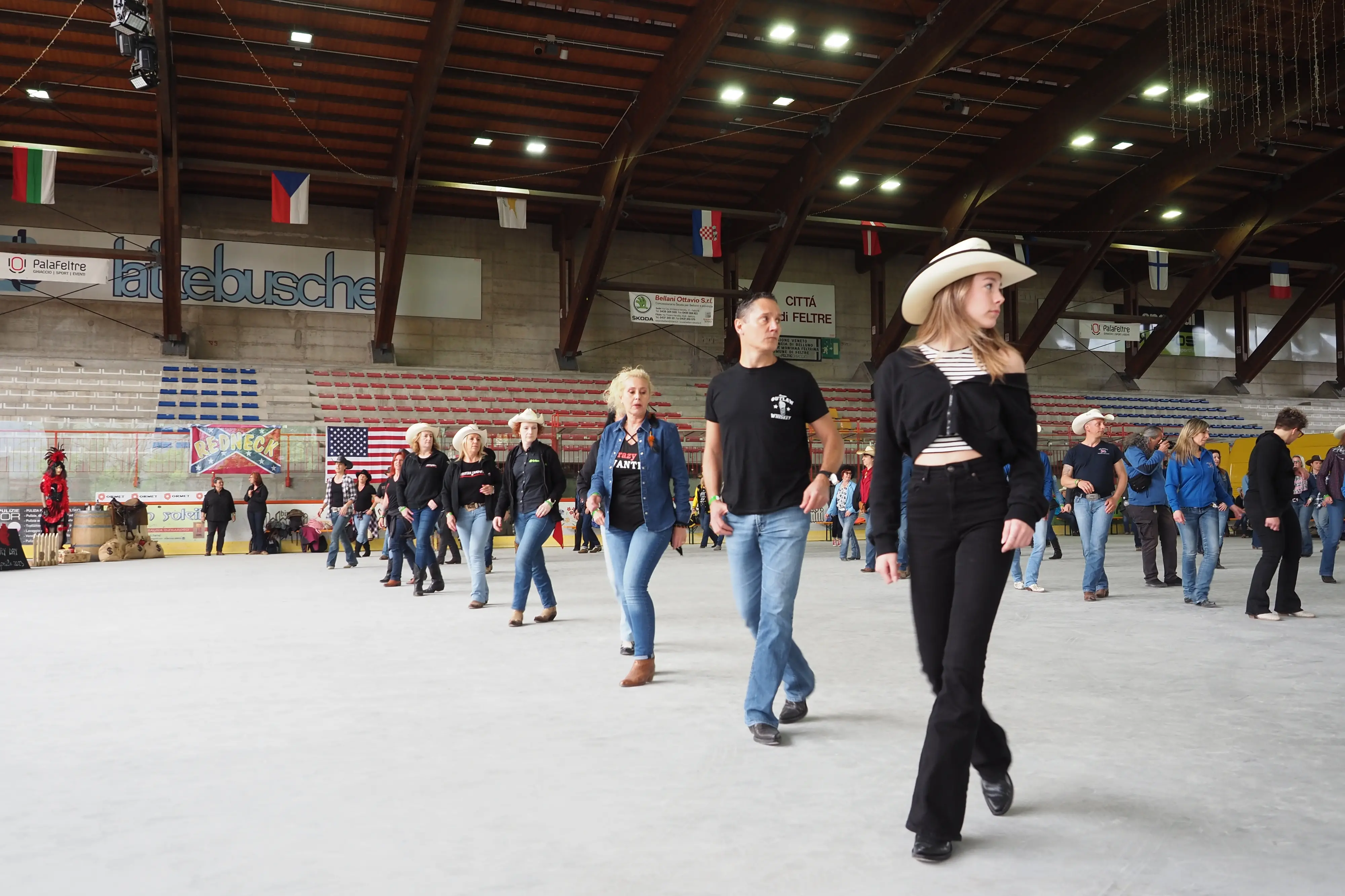 Appassionati di ballo country da tutto il nord Italia si sono radunati al palaghiaccio di Feltre per celebrare il Country day organizzato dall'associazione Redneck. Tra balli di gruppo e musica, il mercatino con i prodotti tipici del Feltrino e del Bellunese, l'esibizione degli sbandieratori che hanno portato un po' della magia del Palio di Feltre in pista, la giornata ha riscosso una notevole partecipazione. Tanto che, annunciano gli organizzatori, diventerà un appuntamento fisso. Ecco una carrellata di volti e di momenti del Country day Feltre (foto: Stefano De Barba)