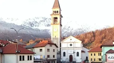 La piazza di Lamosano, oggetto dei lavori e i nuovi magazzini comunali quasi ultimati