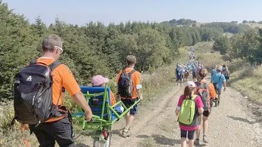La discesa dal Monte Caio usando la joëlette, la speciale carrozzina