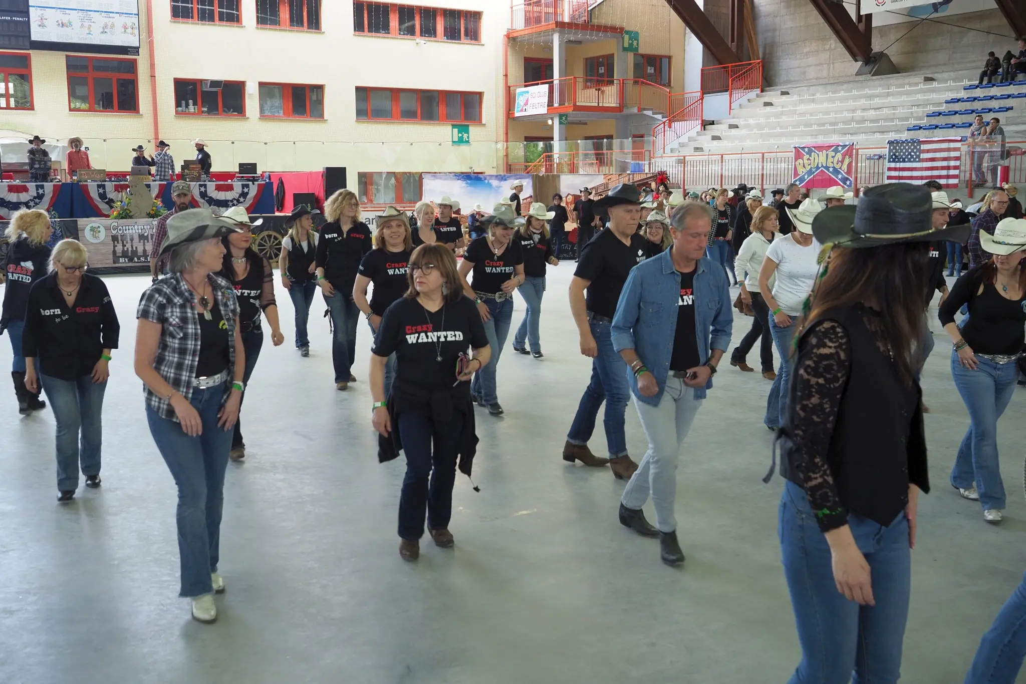 Appassionati di ballo country da tutto il nord Italia si sono radunati al palaghiaccio di Feltre per celebrare il Country day organizzato dall'associazione Redneck. Tra balli di gruppo e musica, il mercatino con i prodotti tipici del Feltrino e del Bellunese, l'esibizione degli sbandieratori che hanno portato un po' della magia del Palio di Feltre in pista, la giornata ha riscosso una notevole partecipazione. Tanto che, annunciano gli organizzatori, diventerà un appuntamento fisso. Ecco una carrellata di volti e di momenti del Country day Feltre (foto: Stefano De Barba)