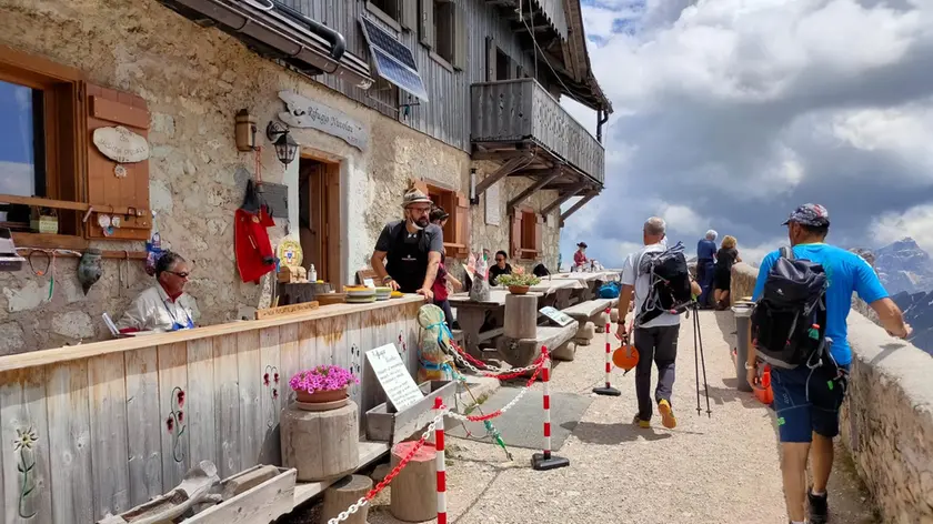 La terrazza del Nuvolau: anche il rifugio ampezzano riaprirà nel fine settimana