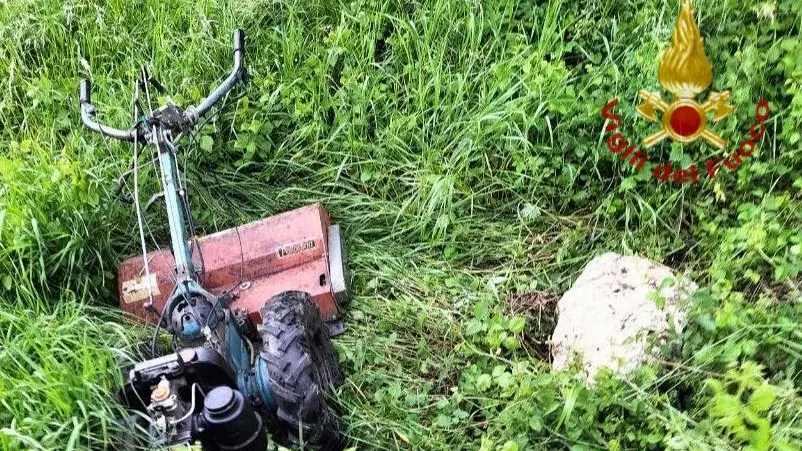 La motofalciatrice in fondo alla scarpata vicino al sasso
