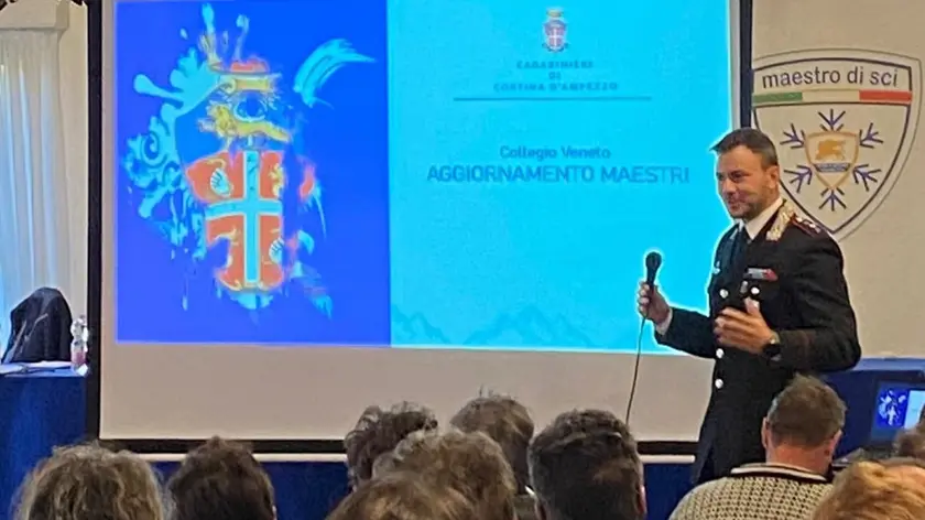 Il comandante dei carabinieri di Cortina Alessandro Bui con i maestri di sci