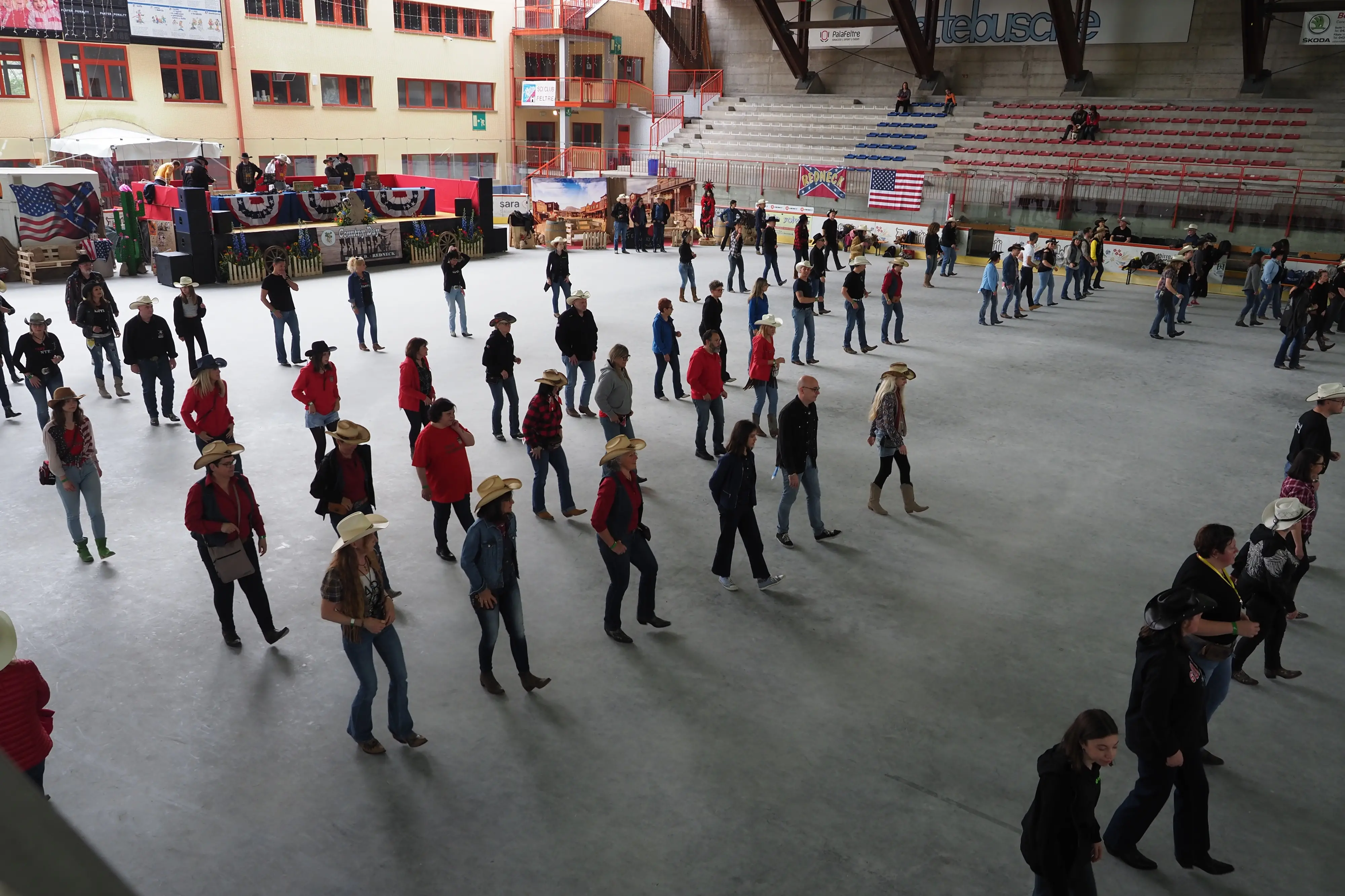 Appassionati di ballo country da tutto il nord Italia si sono radunati al palaghiaccio di Feltre per celebrare il Country day organizzato dall'associazione Redneck. Tra balli di gruppo e musica, il mercatino con i prodotti tipici del Feltrino e del Bellunese, l'esibizione degli sbandieratori che hanno portato un po' della magia del Palio di Feltre in pista, la giornata ha riscosso una notevole partecipazione. Tanto che, annunciano gli organizzatori, diventerà un appuntamento fisso. Ecco una carrellata di volti e di momenti del Country day Feltre (foto: Stefano De Barba)