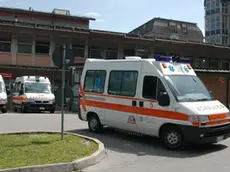 Un'ambulanza del Suem-118 che parte dal pronto soccorsoospedale belluno