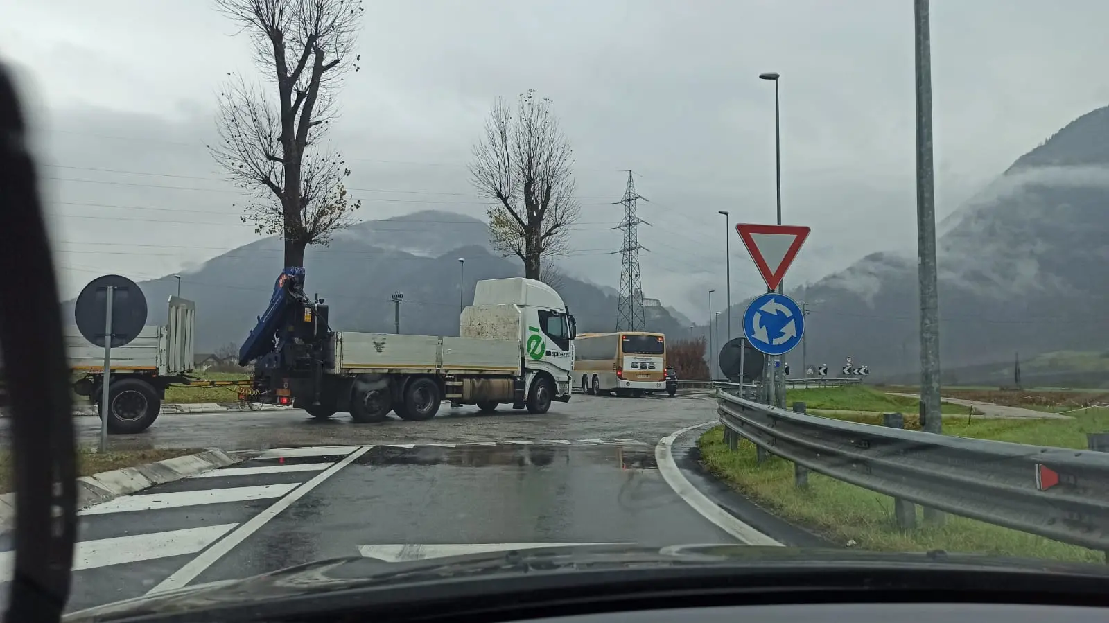 Mezzi fermi alla rotatoria di Anzù chiusa per l'incidente avvenuto più avanti in direzione sud